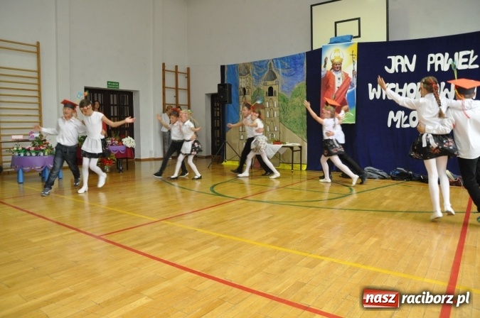 Zdjęcie w galerii na portalu naszraciborz.pl: Święto patrona w Katolickiej Niepublicznej Szkole Podstawowej im. bł. Jana Pawła II w Raciborzu-Sudole wiadomości z regionu