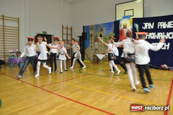 Zdjęcie w galerii na portalu naszraciborz.pl: Święto patrona w Katolickiej Niepublicznej Szkole Podstawowej im. bł. Jana Pawła II w Raciborzu-Sudole wiadomości z regionu