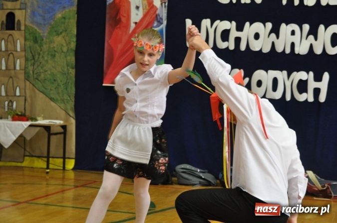 Zdjęcie w galerii na portalu naszraciborz.pl: Święto patrona w Katolickiej Niepublicznej Szkole Podstawowej im. bł. Jana Pawła II w Raciborzu-Sudole wiadomości z regionu