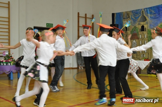 Zdjęcie w galerii na portalu naszraciborz.pl: Święto patrona w Katolickiej Niepublicznej Szkole Podstawowej im. bł. Jana Pawła II w Raciborzu-Sudole wiadomości z regionu