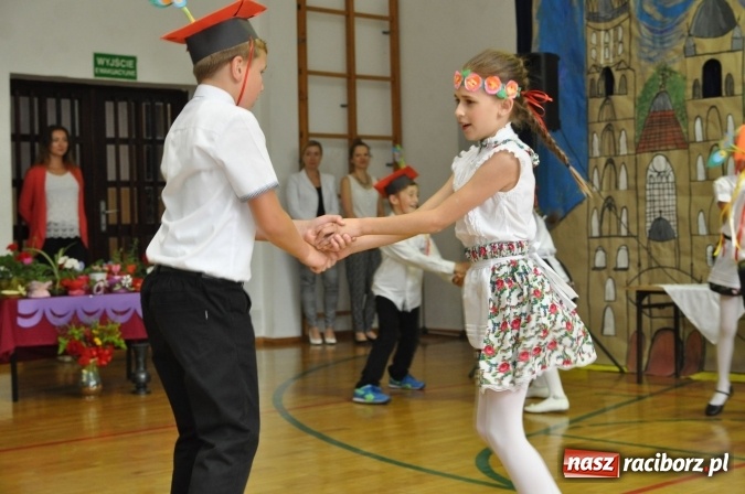 Zdjęcie w galerii na portalu naszraciborz.pl: Święto patrona w Katolickiej Niepublicznej Szkole Podstawowej im. bł. Jana Pawła II w Raciborzu-Sudole wiadomości z regionu