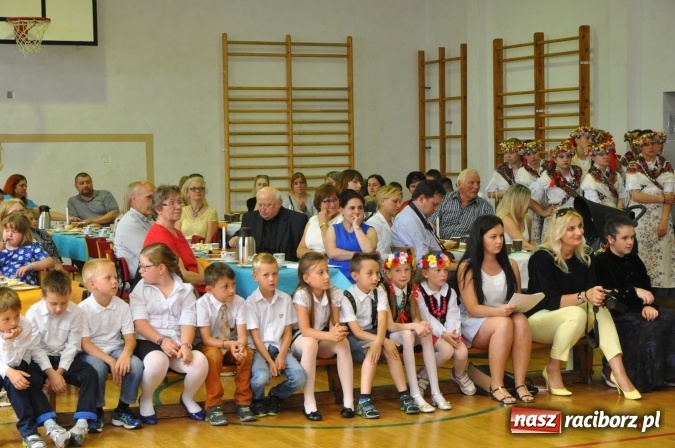 Zdjęcie w galerii na portalu naszraciborz.pl: Święto patrona w Katolickiej Niepublicznej Szkole Podstawowej im. bł. Jana Pawła II w Raciborzu-Sudole wiadomości z regionu