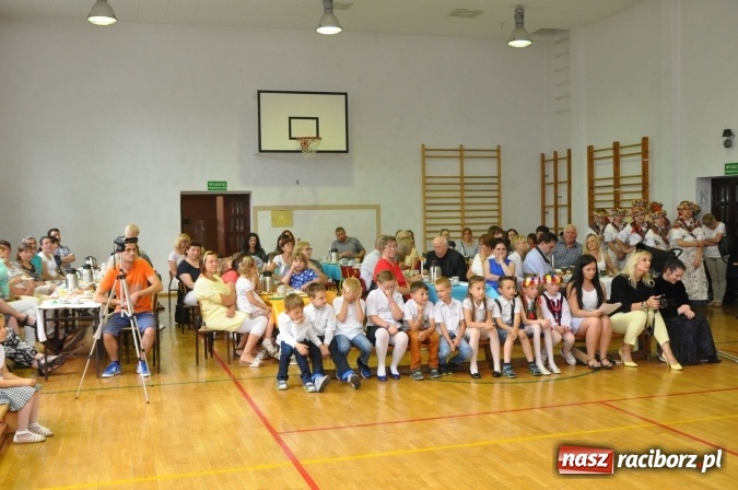 Zdjęcie w galerii na portalu naszraciborz.pl: Święto patrona w Katolickiej Niepublicznej Szkole Podstawowej im. bł. Jana Pawła II w Raciborzu-Sudole wiadomości z regionu