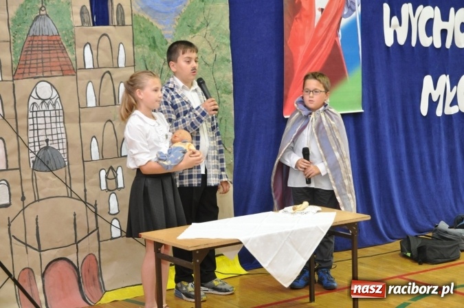 Zdjęcie w galerii na portalu naszraciborz.pl: Święto patrona w Katolickiej Niepublicznej Szkole Podstawowej im. bł. Jana Pawła II w Raciborzu-Sudole wiadomości z regionu