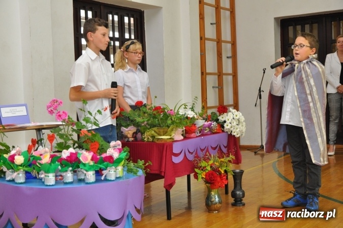 Zdjęcie w galerii na portalu naszraciborz.pl: Święto patrona w Katolickiej Niepublicznej Szkole Podstawowej im. bł. Jana Pawła II w Raciborzu-Sudole wiadomości z regionu