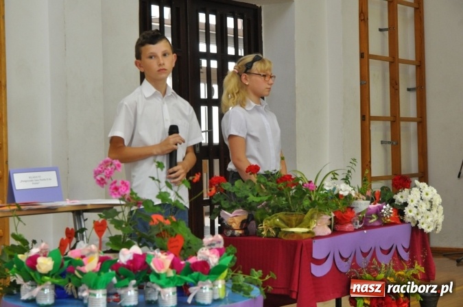 Zdjęcie w galerii na portalu naszraciborz.pl: Święto patrona w Katolickiej Niepublicznej Szkole Podstawowej im. bł. Jana Pawła II w Raciborzu-Sudole wiadomości z regionu