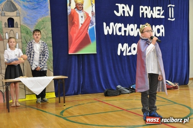 Zdjęcie w galerii na portalu naszraciborz.pl: Święto patrona w Katolickiej Niepublicznej Szkole Podstawowej im. bł. Jana Pawła II w Raciborzu-Sudole wiadomości z regionu