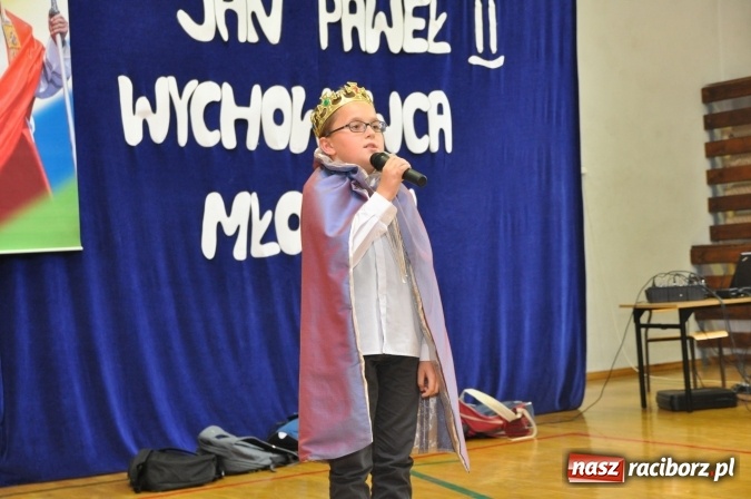 Zdjęcie w galerii na portalu naszraciborz.pl: Święto patrona w Katolickiej Niepublicznej Szkole Podstawowej im. bł. Jana Pawła II w Raciborzu-Sudole wiadomości z regionu