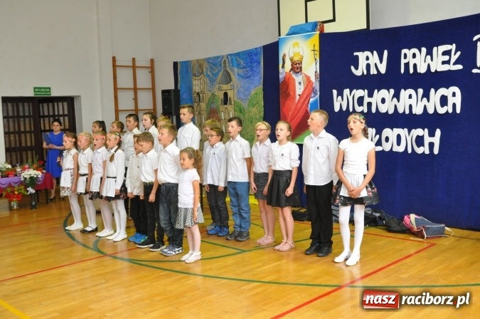 Zdjęcie w galerii na portalu naszraciborz.pl: Święto patrona w Katolickiej Niepublicznej Szkole Podstawowej im. bł. Jana Pawła II w Raciborzu-Sudole wiadomości z regionu