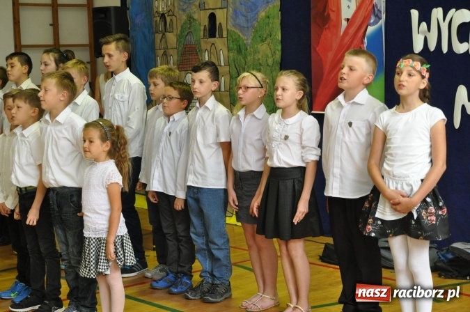 Zdjęcie w galerii na portalu naszraciborz.pl: Święto patrona w Katolickiej Niepublicznej Szkole Podstawowej im. bł. Jana Pawła II w Raciborzu-Sudole wiadomości z regionu