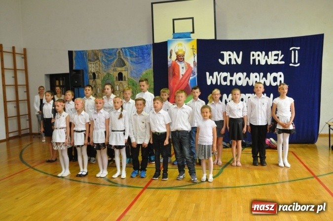 Zdjęcie w galerii na portalu naszraciborz.pl: Święto patrona w Katolickiej Niepublicznej Szkole Podstawowej im. bł. Jana Pawła II w Raciborzu-Sudole wiadomości z regionu
