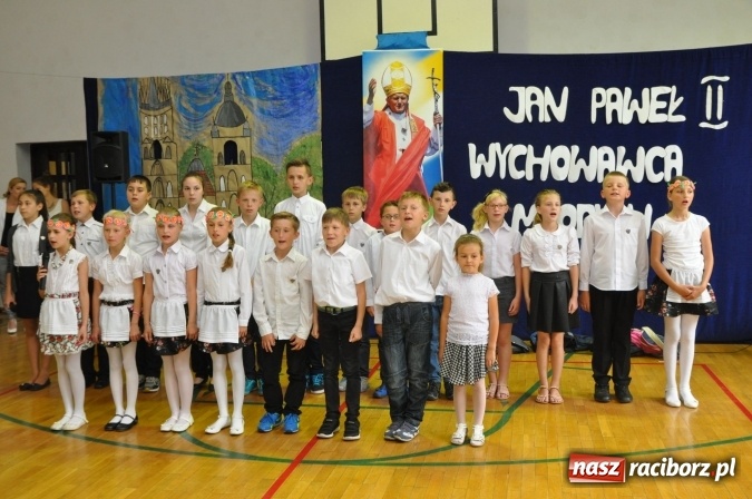 Zdjęcie w galerii na portalu naszraciborz.pl: Święto patrona w Katolickiej Niepublicznej Szkole Podstawowej im. bł. Jana Pawła II w Raciborzu-Sudole wiadomości z regionu