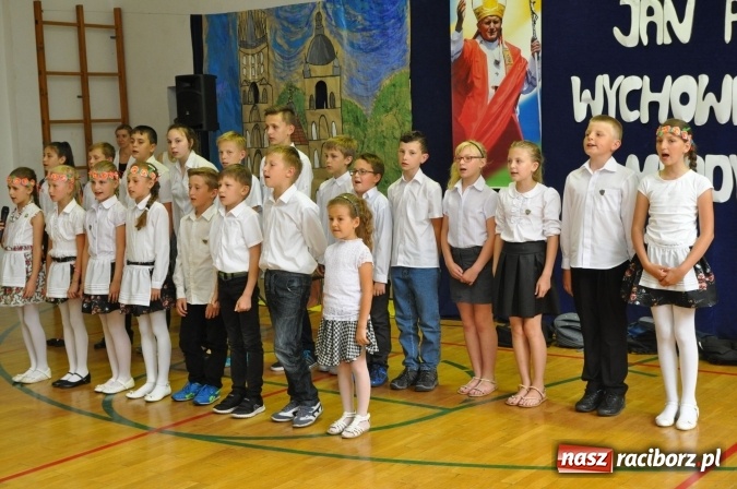 Zdjęcie w galerii na portalu naszraciborz.pl: Święto patrona w Katolickiej Niepublicznej Szkole Podstawowej im. bł. Jana Pawła II w Raciborzu-Sudole wiadomości z regionu