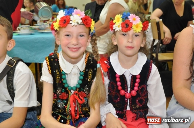 Zdjęcie w galerii na portalu naszraciborz.pl: Święto patrona w Katolickiej Niepublicznej Szkole Podstawowej im. bł. Jana Pawła II w Raciborzu-Sudole wiadomości z regionu