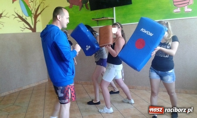 Zdjęcie w galerii na portalu naszraciborz.pl: Bezpieczna kobieta - prelekcja i warsztaty połączone z kursem samoobrony wiadomości z regionu