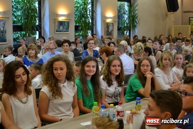 Zdjęcie w galerii na portalu naszraciborz.pl: W Tworkowie wręczono nagrody dla wyróżniających się uczniów gminy Krzyżanowice wiadomości z regionu