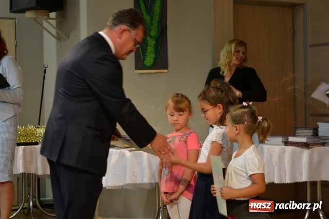Zdjęcie w galerii na portalu naszraciborz.pl: W Tworkowie wręczono nagrody dla wyróżniających się uczniów gminy Krzyżanowice wiadomości z regionu