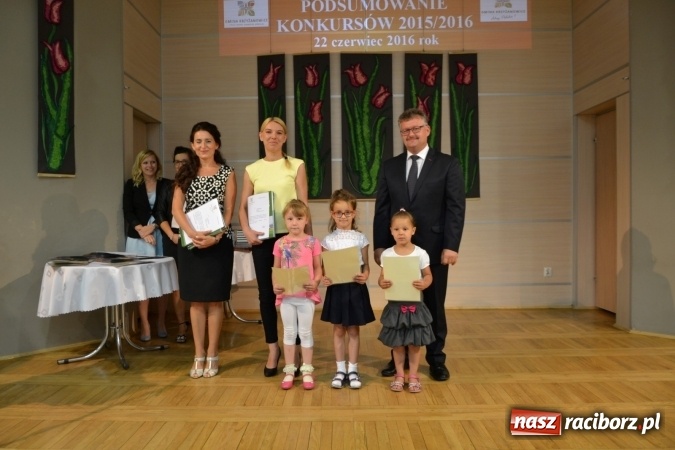 Zdjęcie w galerii na portalu naszraciborz.pl: W Tworkowie wręczono nagrody dla wyróżniających się uczniów gminy Krzyżanowice wiadomości z regionu