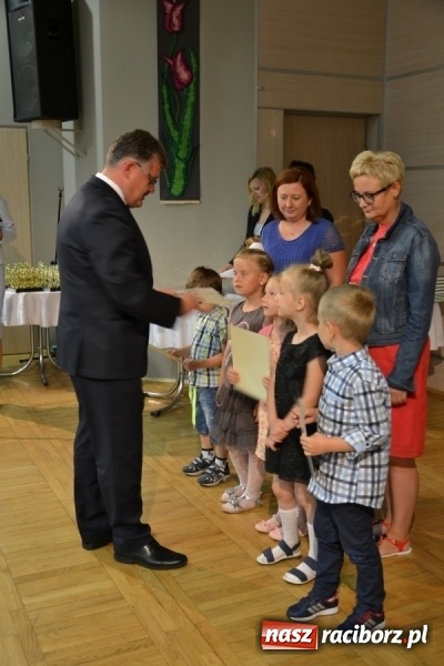 Zdjęcie w galerii na portalu naszraciborz.pl: W Tworkowie wręczono nagrody dla wyróżniających się uczniów gminy Krzyżanowice wiadomości z regionu