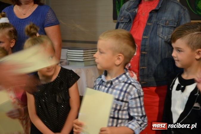 Zdjęcie w galerii na portalu naszraciborz.pl: W Tworkowie wręczono nagrody dla wyróżniających się uczniów gminy Krzyżanowice wiadomości z regionu