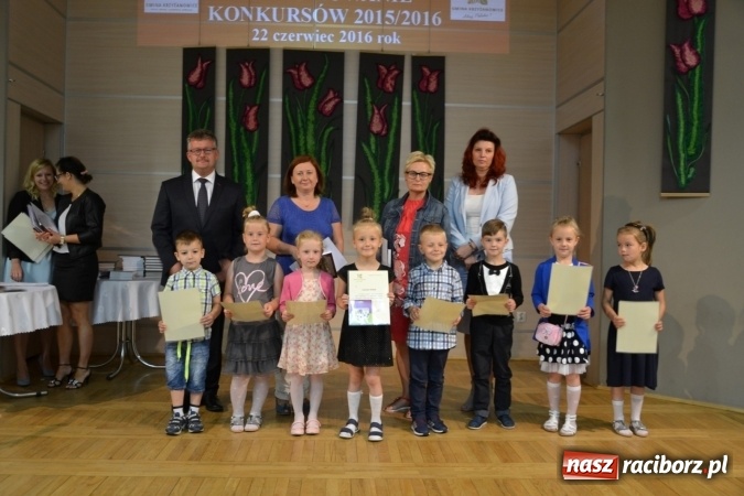 Zdjęcie w galerii na portalu naszraciborz.pl: W Tworkowie wręczono nagrody dla wyróżniających się uczniów gminy Krzyżanowice wiadomości z regionu