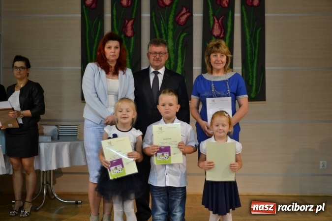 Zdjęcie w galerii na portalu naszraciborz.pl: W Tworkowie wręczono nagrody dla wyróżniających się uczniów gminy Krzyżanowice wiadomości z regionu