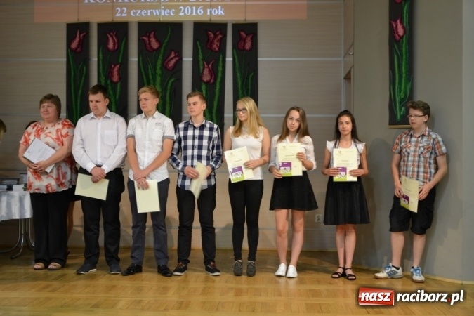Zdjęcie w galerii na portalu naszraciborz.pl: W Tworkowie wręczono nagrody dla wyróżniających się uczniów gminy Krzyżanowice wiadomości z regionu