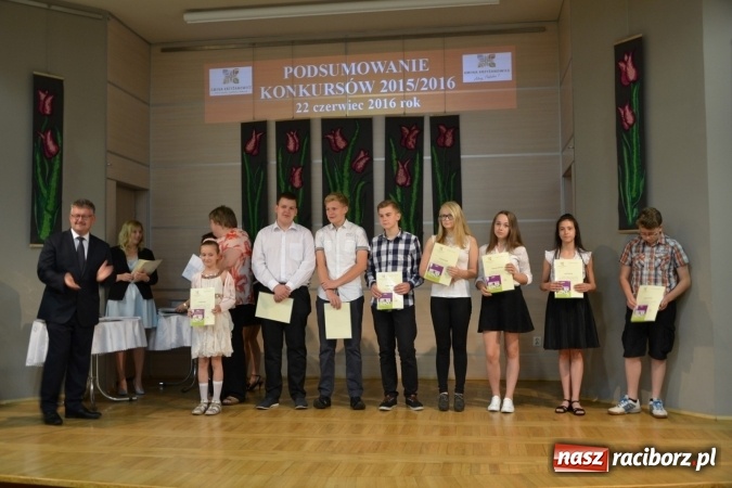 Zdjęcie w galerii na portalu naszraciborz.pl: W Tworkowie wręczono nagrody dla wyróżniających się uczniów gminy Krzyżanowice wiadomości z regionu