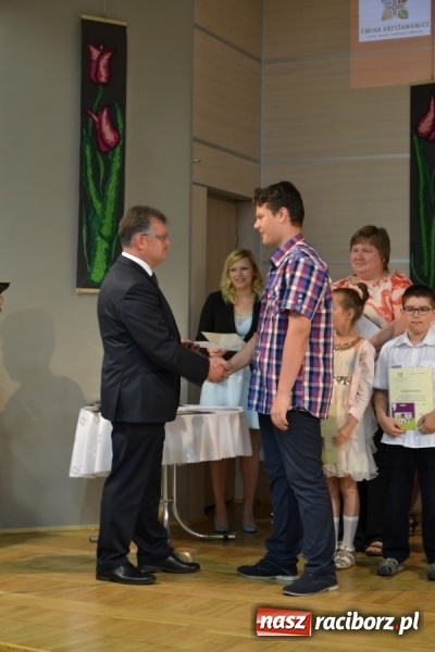 Zdjęcie w galerii na portalu naszraciborz.pl: W Tworkowie wręczono nagrody dla wyróżniających się uczniów gminy Krzyżanowice wiadomości z regionu