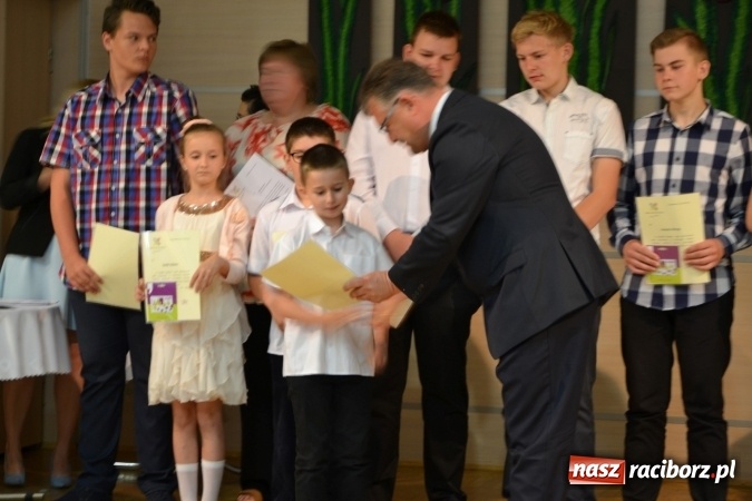 Zdjęcie w galerii na portalu naszraciborz.pl: W Tworkowie wręczono nagrody dla wyróżniających się uczniów gminy Krzyżanowice wiadomości z regionu