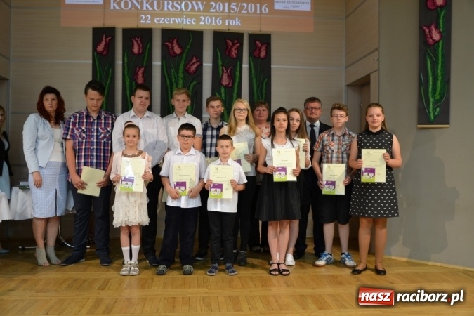 Zdjęcie w galerii na portalu naszraciborz.pl: W Tworkowie wręczono nagrody dla wyróżniających się uczniów gminy Krzyżanowice wiadomości z regionu