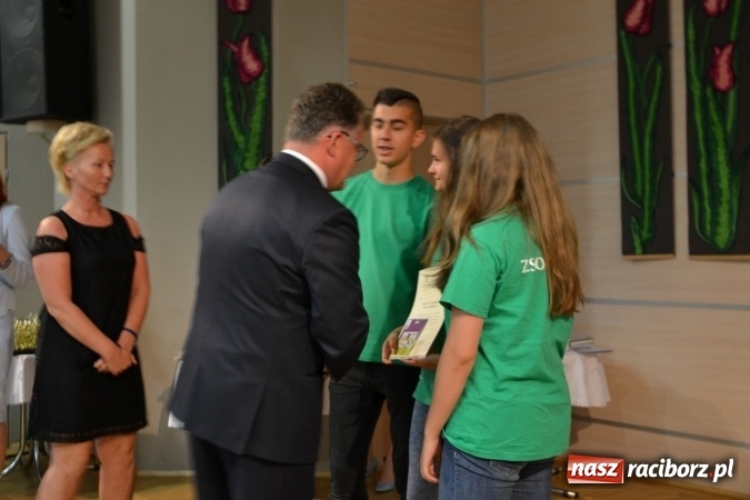 Zdjęcie w galerii na portalu naszraciborz.pl: W Tworkowie wręczono nagrody dla wyróżniających się uczniów gminy Krzyżanowice wiadomości z regionu