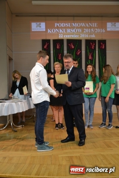 Zdjęcie w galerii na portalu naszraciborz.pl: W Tworkowie wręczono nagrody dla wyróżniających się uczniów gminy Krzyżanowice wiadomości z regionu