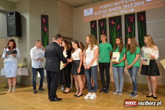 Zdjęcie w galerii na portalu naszraciborz.pl: W Tworkowie wręczono nagrody dla wyróżniających się uczniów gminy Krzyżanowice wiadomości z regionu