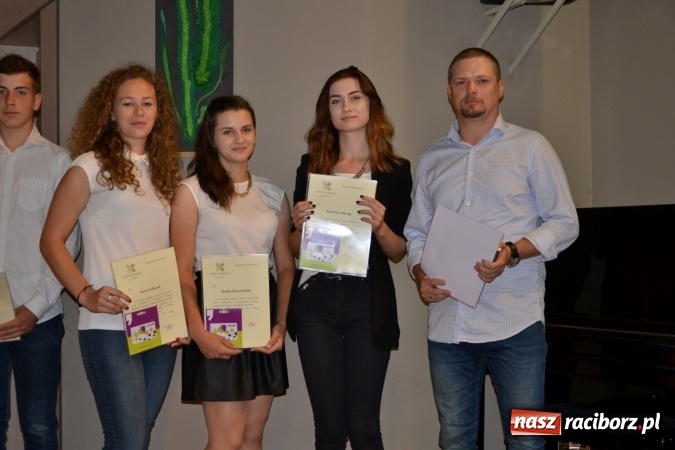 Zdjęcie w galerii na portalu naszraciborz.pl: W Tworkowie wręczono nagrody dla wyróżniających się uczniów gminy Krzyżanowice wiadomości z regionu
