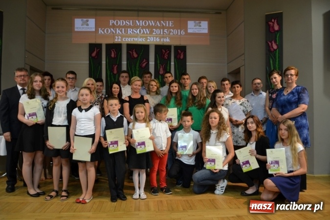 Zdjęcie w galerii na portalu naszraciborz.pl: W Tworkowie wręczono nagrody dla wyróżniających się uczniów gminy Krzyżanowice wiadomości z regionu