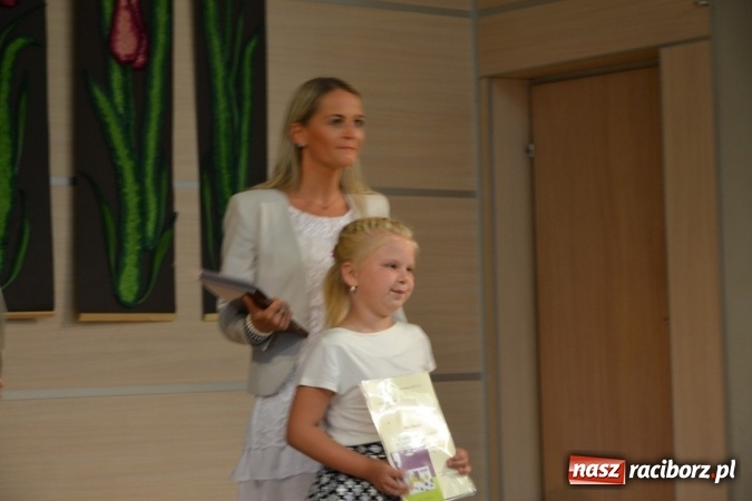 Zdjęcie w galerii na portalu naszraciborz.pl: W Tworkowie wręczono nagrody dla wyróżniających się uczniów gminy Krzyżanowice wiadomości z regionu