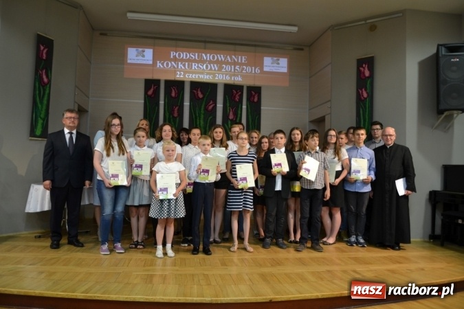 Zdjęcie w galerii na portalu naszraciborz.pl: W Tworkowie wręczono nagrody dla wyróżniających się uczniów gminy Krzyżanowice wiadomości z regionu