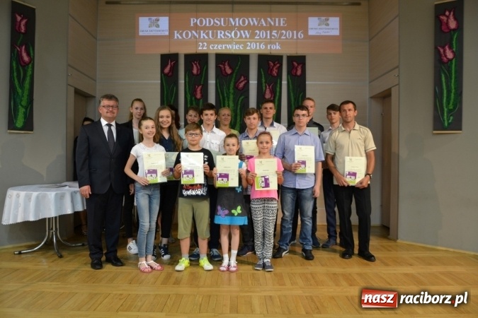 Zdjęcie w galerii na portalu naszraciborz.pl: W Tworkowie wręczono nagrody dla wyróżniających się uczniów gminy Krzyżanowice wiadomości z regionu