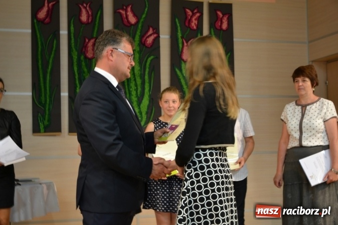 Zdjęcie w galerii na portalu naszraciborz.pl: W Tworkowie wręczono nagrody dla wyróżniających się uczniów gminy Krzyżanowice wiadomości z regionu