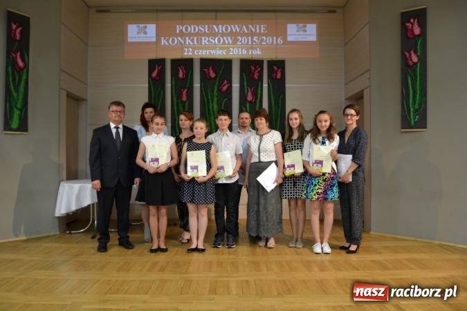 Zdjęcie w galerii na portalu naszraciborz.pl: W Tworkowie wręczono nagrody dla wyróżniających się uczniów gminy Krzyżanowice wiadomości z regionu