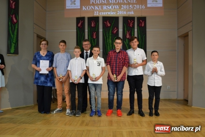 Zdjęcie w galerii na portalu naszraciborz.pl: W Tworkowie wręczono nagrody dla wyróżniających się uczniów gminy Krzyżanowice wiadomości z regionu