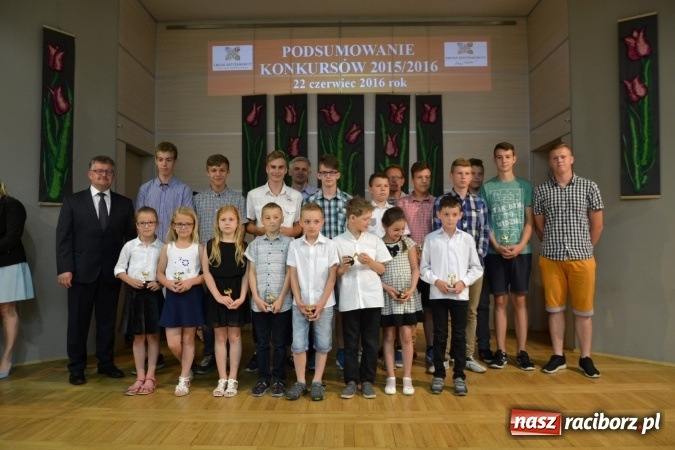 Zdjęcie w galerii na portalu naszraciborz.pl: W Tworkowie wręczono nagrody dla wyróżniających się uczniów gminy Krzyżanowice wiadomości z regionu