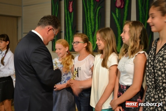 Zdjęcie w galerii na portalu naszraciborz.pl: W Tworkowie wręczono nagrody dla wyróżniających się uczniów gminy Krzyżanowice wiadomości z regionu