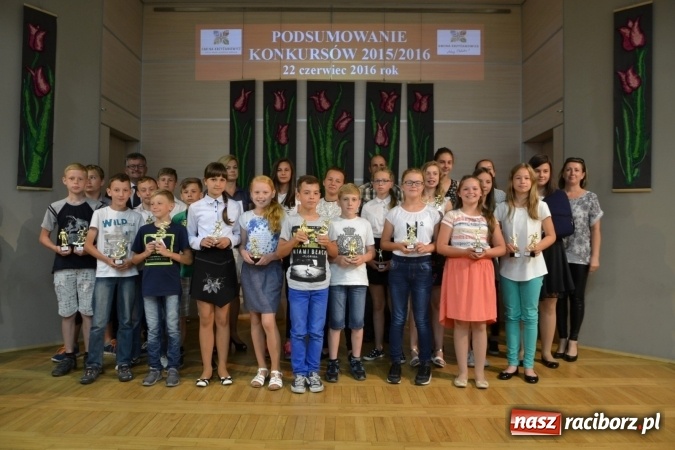 Zdjęcie w galerii na portalu naszraciborz.pl: W Tworkowie wręczono nagrody dla wyróżniających się uczniów gminy Krzyżanowice wiadomości z regionu