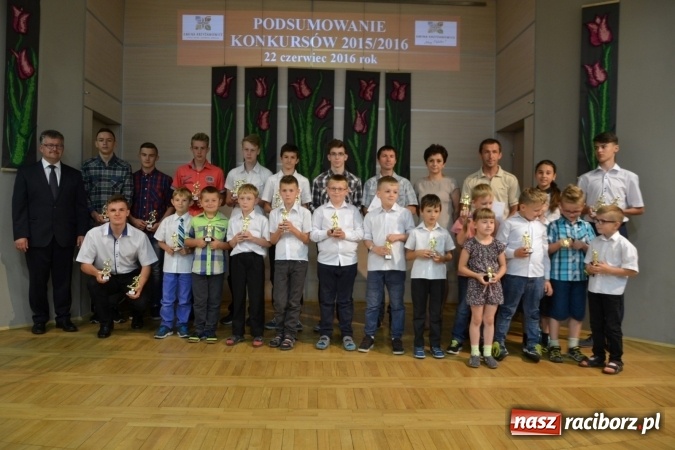 Zdjęcie w galerii na portalu naszraciborz.pl: W Tworkowie wręczono nagrody dla wyróżniających się uczniów gminy Krzyżanowice wiadomości z regionu