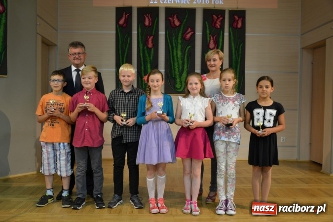 Zdjęcie w galerii na portalu naszraciborz.pl: W Tworkowie wręczono nagrody dla wyróżniających się uczniów gminy Krzyżanowice wiadomości z regionu