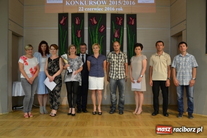 Zdjęcie w galerii na portalu naszraciborz.pl: W Tworkowie wręczono nagrody dla wyróżniających się uczniów gminy Krzyżanowice wiadomości z regionu