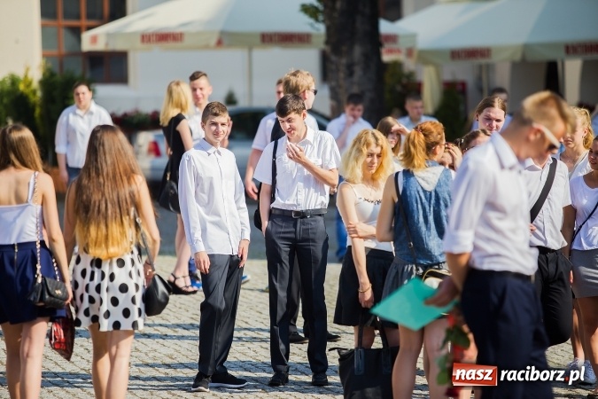 Zdjęcie w galerii na portalu naszraciborz.pl: Zakończenie roku szkolnego CKZiU nr 1 na zamku. Nagroda dla jednego z uczni&oacute;w w konkursie Inkubator szkolnych biznes&oacute;w wiadomości z regionu