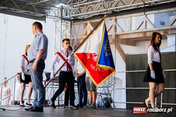 Zdjęcie w galerii na portalu naszraciborz.pl: Zakończenie roku szkolnego CKZiU nr 1 na zamku. Nagroda dla jednego z uczni&oacute;w w konkursie Inkubator szkolnych biznes&oacute;w wiadomości z regionu